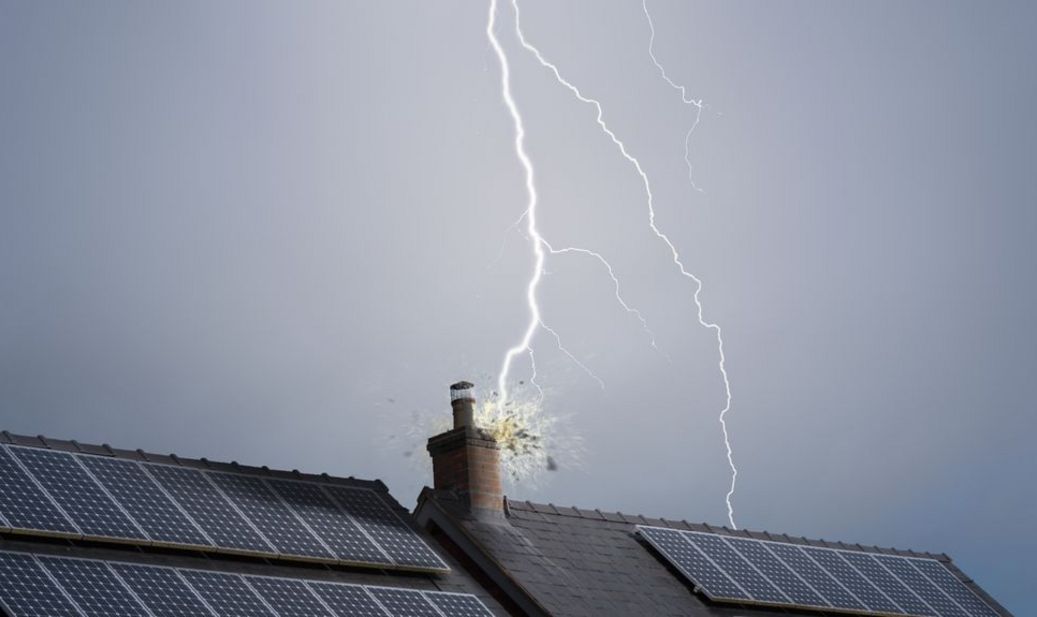 Bei Gewitter alle Stecker ziehen: Blitzschläge können tatsächlich auch für enorme Schäden an eingesteckten Elektrogeräten sorgen.