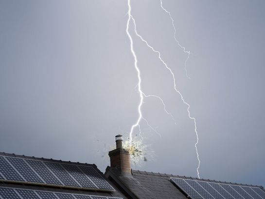 Blitzschläge können für enorme Schäden an eingesteckten Elektrogeräten sorgen.