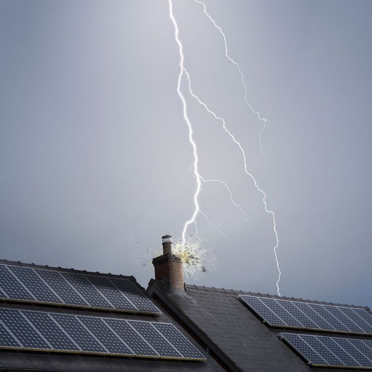 Blitzschläge können für enorme Schäden an eingesteckten Elektrogeräten sorgen.