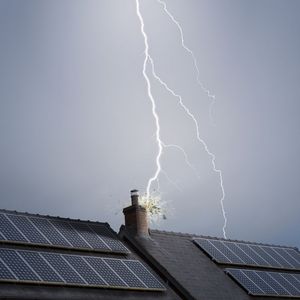 Bei Gewitter alle Stecker ziehen: Blitzschläge können tatsächlich auch für enorme Schäden an eingesteckten Elektrogeräten sorgen.