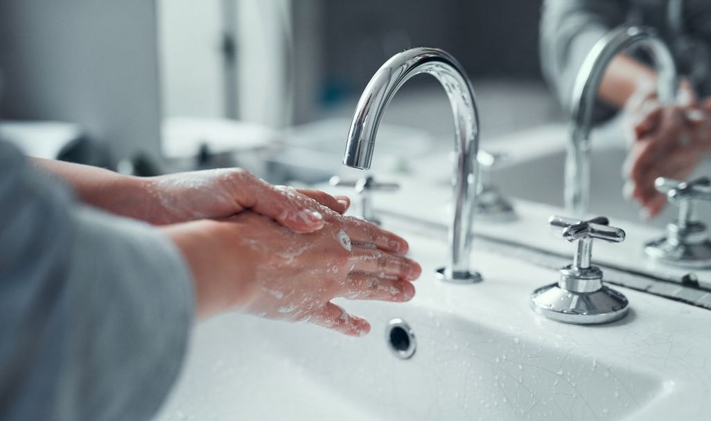 Oftmaliges Händewaschen trocknet die Haut aus.