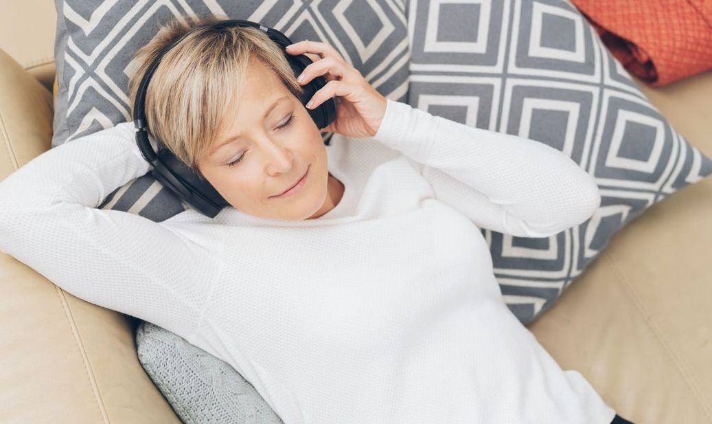 Podcasts und Meditation helfen beim Entspannen. 