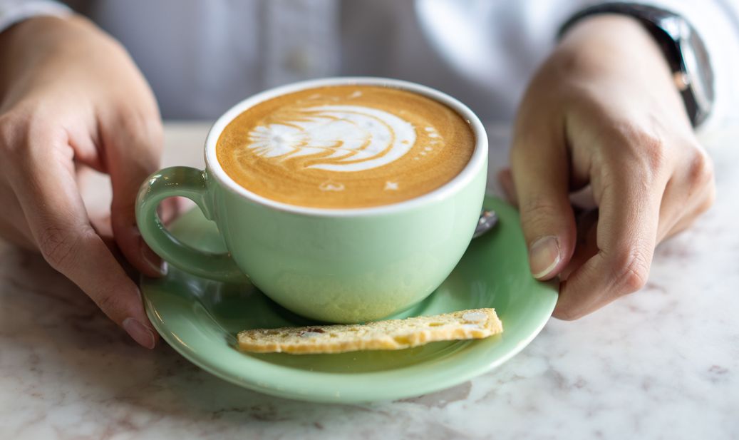 Flat White vs. Cappuccino: Beide bestehen tatsächlich auch aus denselben Zutaten.