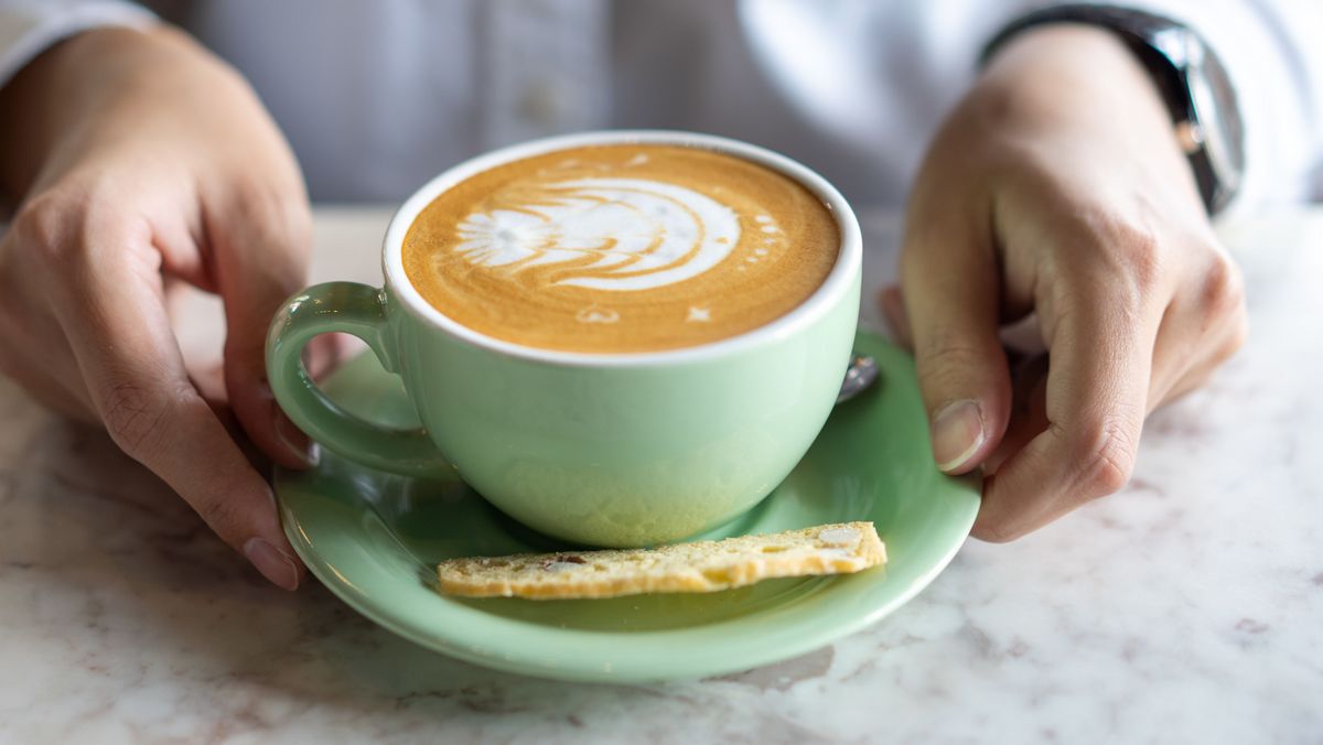 Flat White vs. Cappuccino: Beide bestehen tatsächlich auch aus denselben Zutaten.