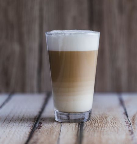 Ein Glas mit Caffè Latte unterscheidet sich generell auch nur in puncto Mengenverhältnisse vom Cappuccino.