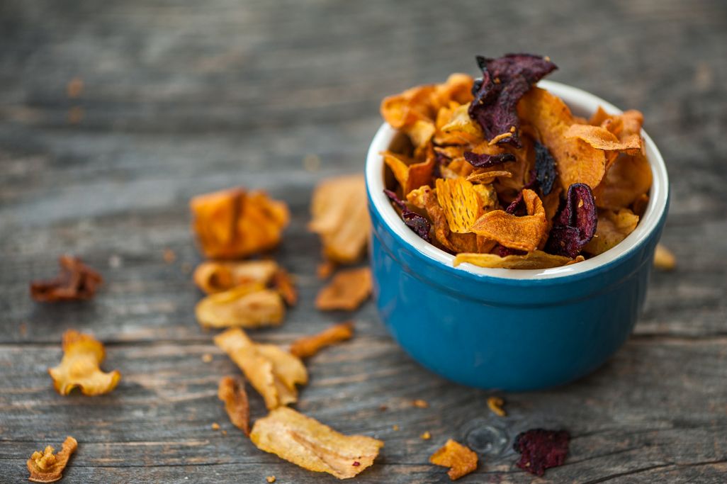 Chips aus Gemüseschalen machen die Herbstküche bunt.