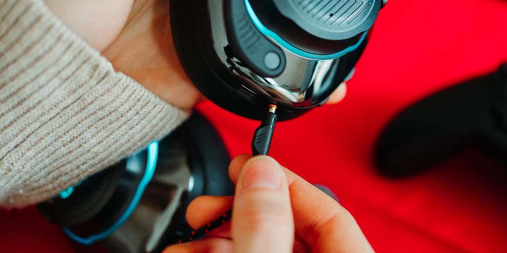 Kabelgebundene Headphones eignen sich in der Tat auch besser zum Zocken.