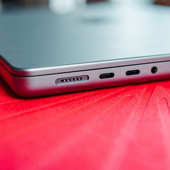 Das „MacBook Pro“ bietet einen HDMI- und drei Thunderbolt-4-Anschlüsse (USB-C) sowie einen SDXC-Kartenslot und einen Kopfhöreranschluss. 