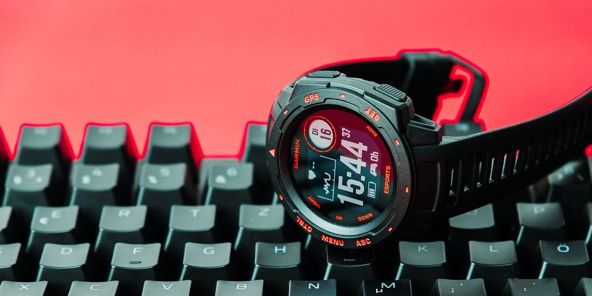 Smartwatch Garmin Instinct Esports liegt auf Tastatur