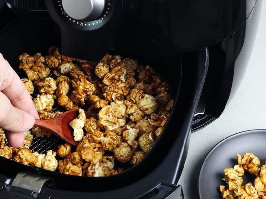Popcorn in der Heißluftfritteuse: So kann man den Snack tatsächlich auch zubereiten.