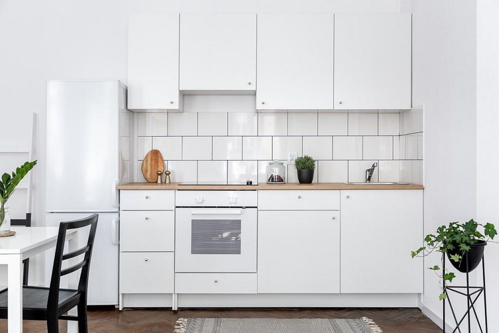 Kühlschränke möglichst mit Abstand zur Wand und anderen Geräten aufstellen.