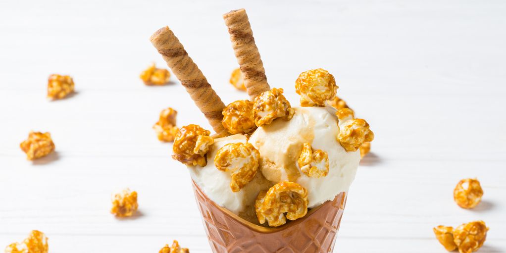 Salziges oder Karamell-Popcorn passt zu Vanille-, Schoko- oder Fruchteis.