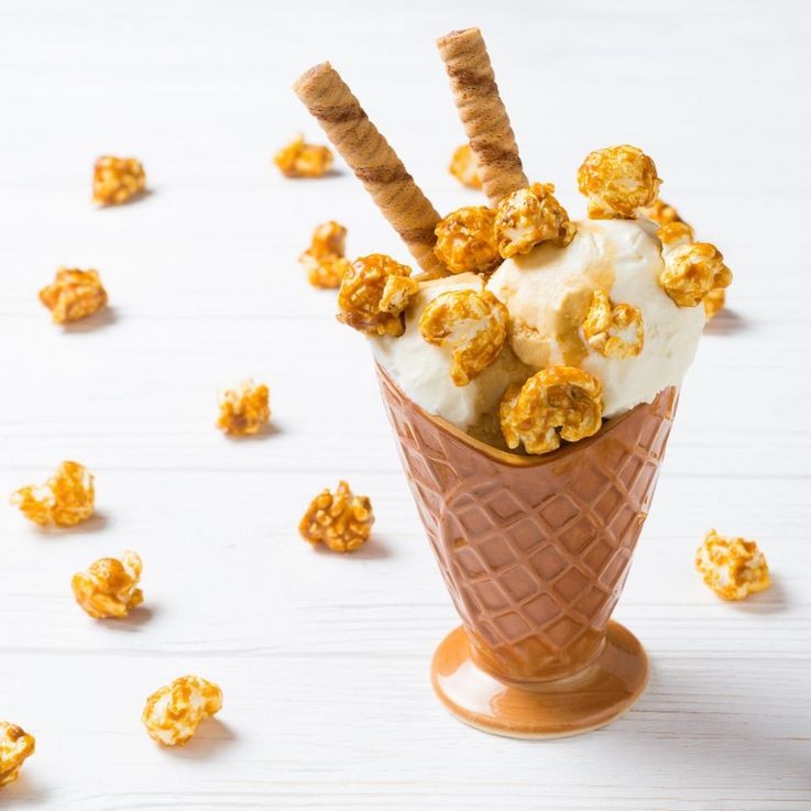 Salziges oder Karamell-Popcorn passt zu Vanille-, Schoko- oder Fruchteis.
