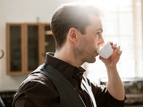 Viele Kaffeetrinker vertragen Kaffee am Morgen besser.