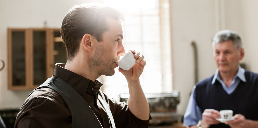 Viele Kaffeetrinker vertragen Kaffee am Morgen besser.