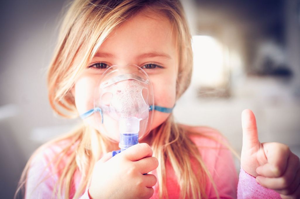 Auch Kinder können bei Erkältung bis zu drei Mal pro Tag für fünf bis zehn Minuten inhalieren. 
