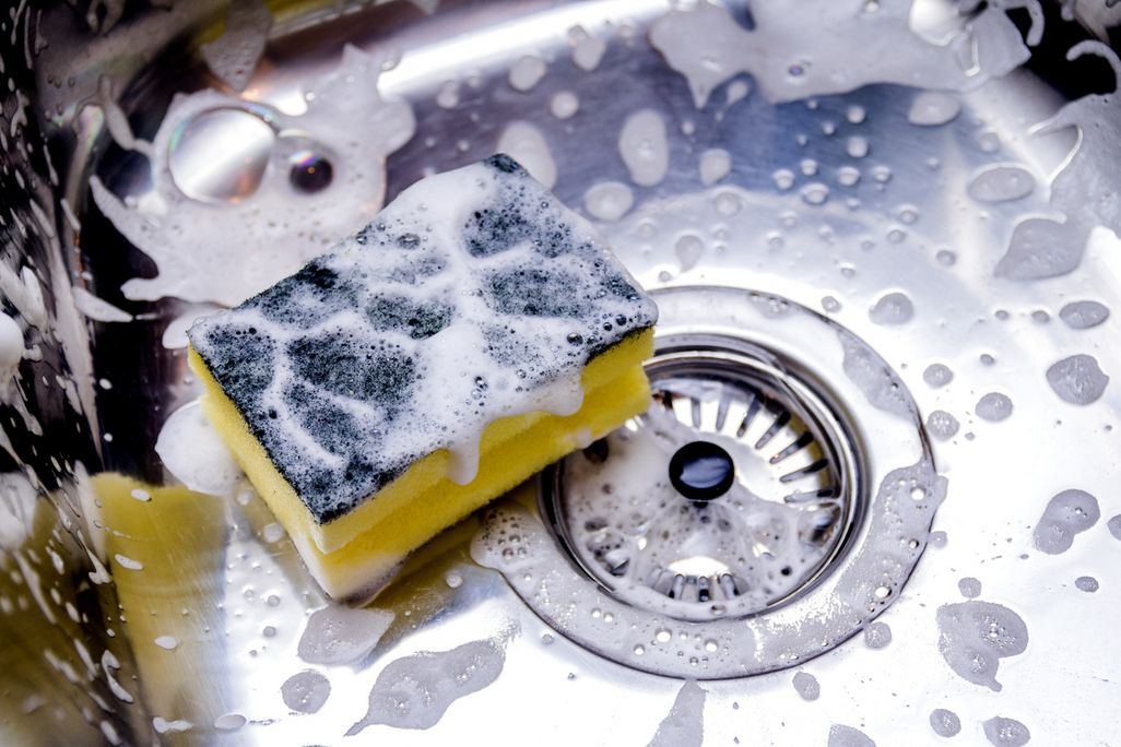 Spüle waschen für mehr Hygiene in der Küche