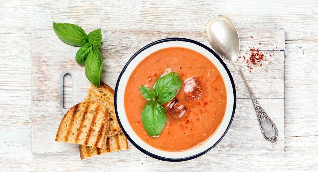 Mixer-Rezept: Tomaten-Suppe, die heiß oder kalt genossen werden kann. 