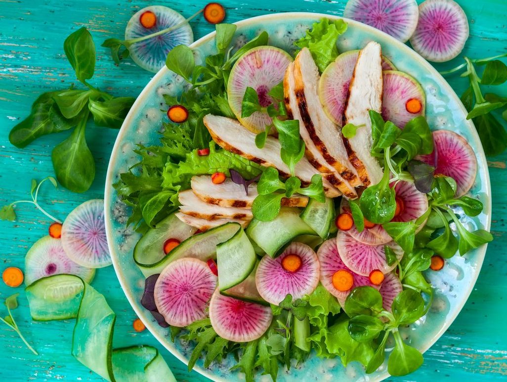 Rettich, grüner Salat und Gurke sind ideale Speisenbegleiter im Sommer.