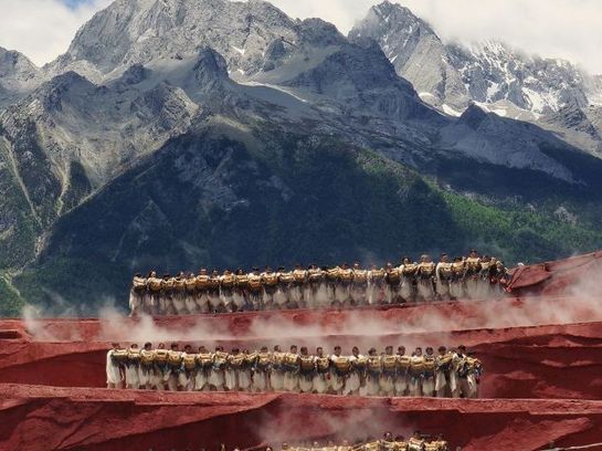 Lokale Tänzer am Yulong Berg in China, von Xing Chen aus China, Kategorie Landschaft, Sony World Photography Award 2019.