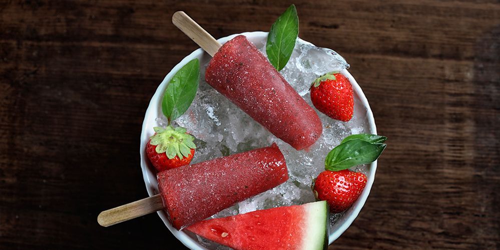 Wassermelone und Tiefkühl-Erdbeeren eignen sich bestens für Popsicles.
