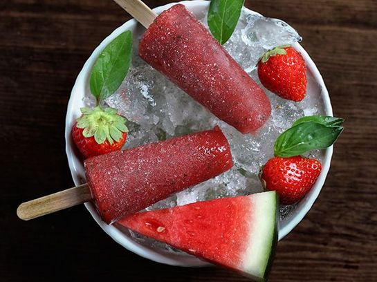 Wassermelone und Tiefkühl-Erdbeeren eignen sich bestens für Popsicles.