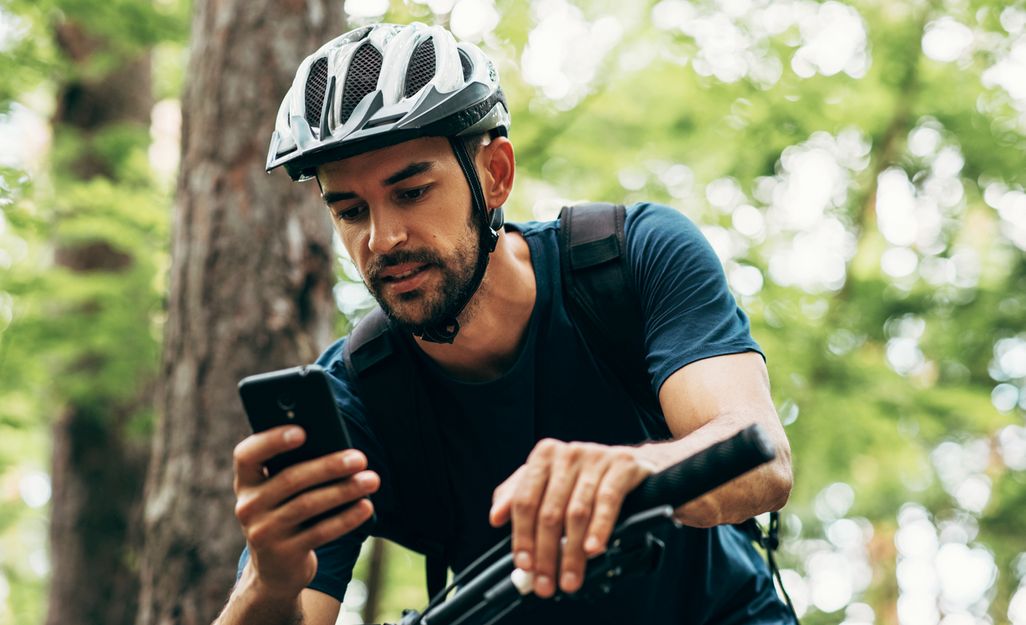 Mountainbiker mit Smartphone