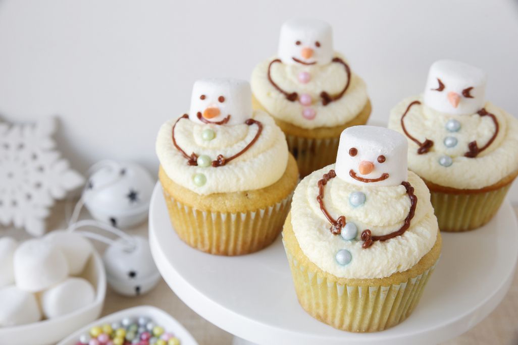 Winterliche Verzierungen auf Weihnachtsbäckerei gelingen mit Marshmallows, Zuckerperlen, Fondant, Baisers und Streusel.