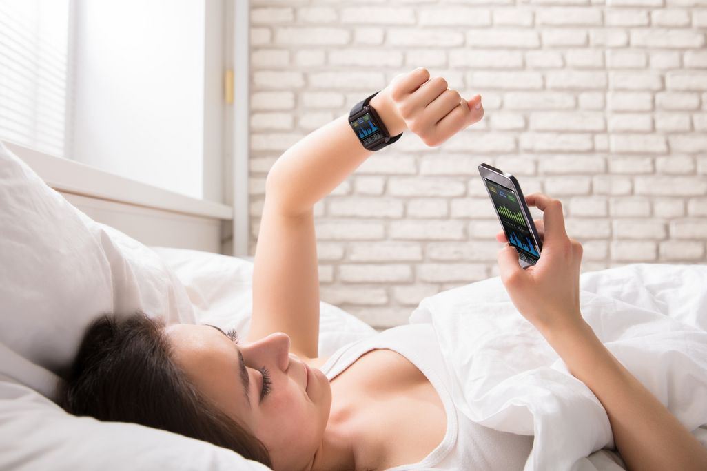 Mit App und Smartwatch gelingt das Schlaftracking ohne großen Aufwand.