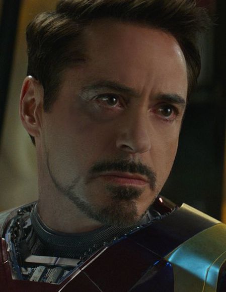 Iron Man kämpft gegen Captain America in Civil War.