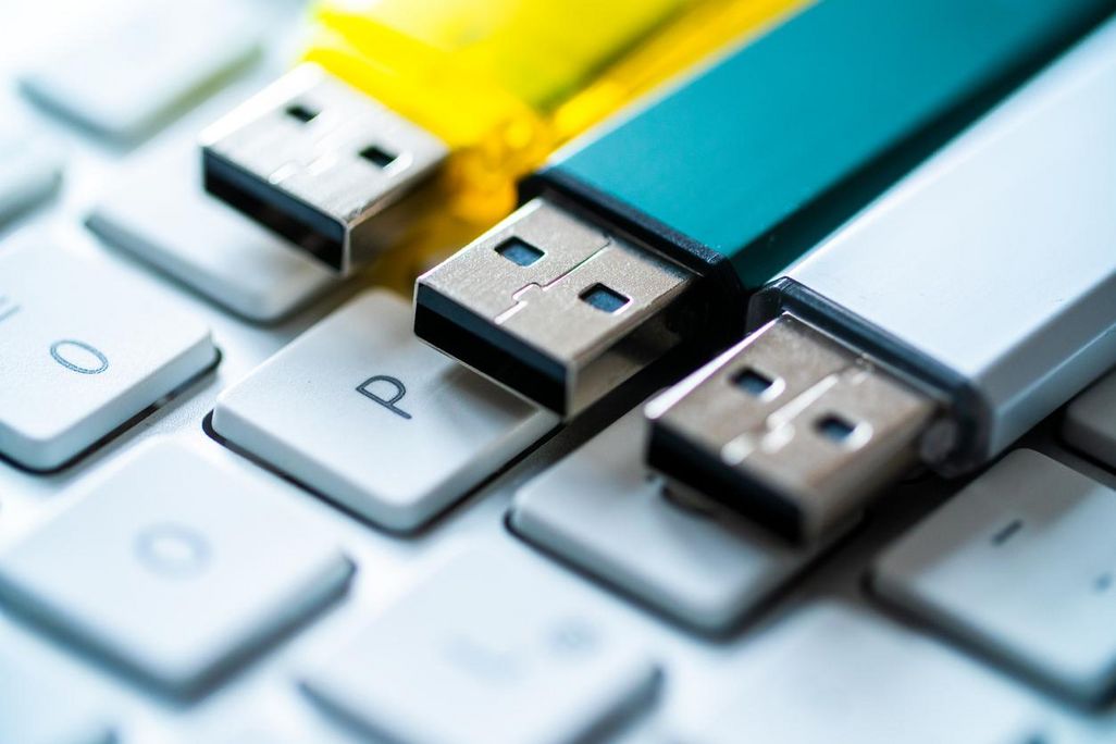 USB-Sticks auf einem Computer-Keyboard.