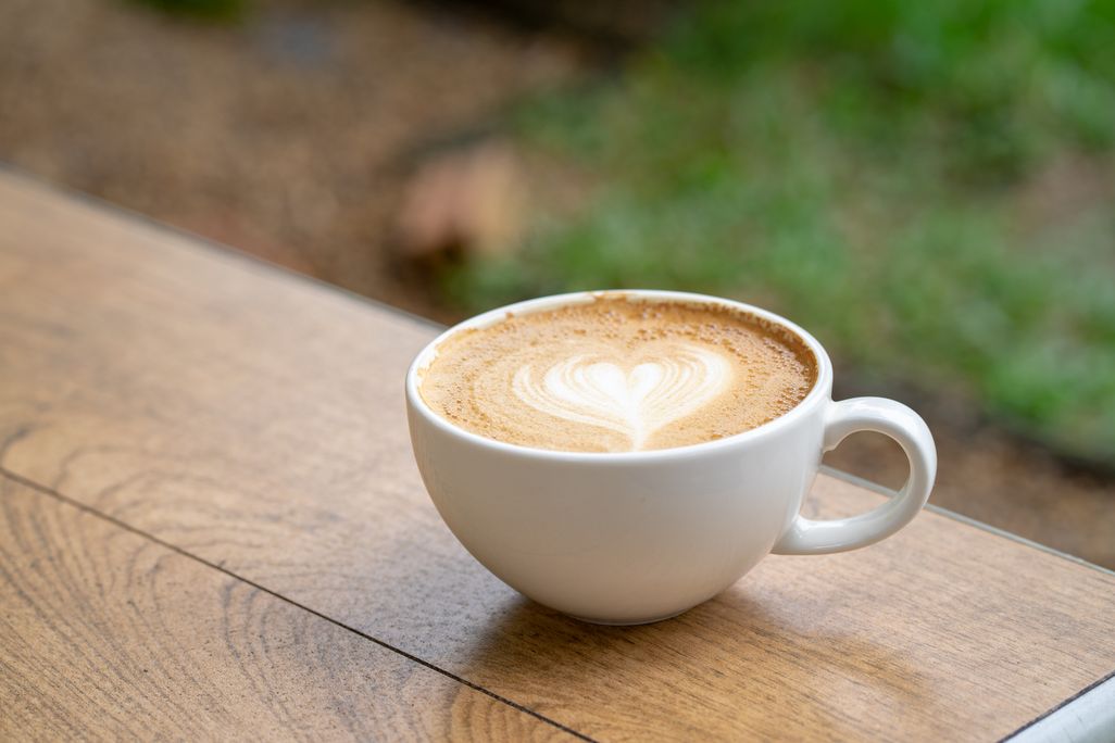 Kaffee aus der Kaffeemaschine schmeckt zum Beispiel hervorragend.