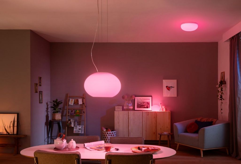 Lichtakzente mit smarten Decken- und Tischlampen wie „Flourish“ von Philips Hue geben dem Zuhause schnell und einfach ein neues Wohnambiente.