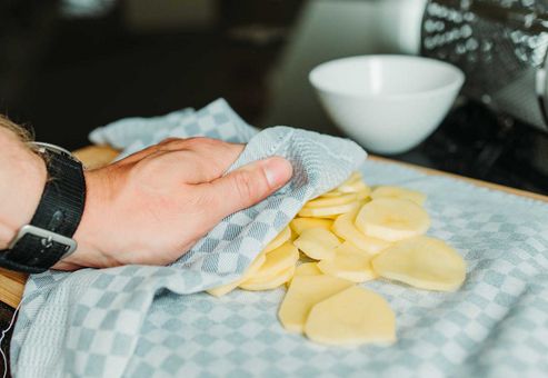 Auch Chips aus der Fritteuse sind auf jeden Fall lecker. So gelingen die Kartoffelscheiben aus dem Airfryer generell.