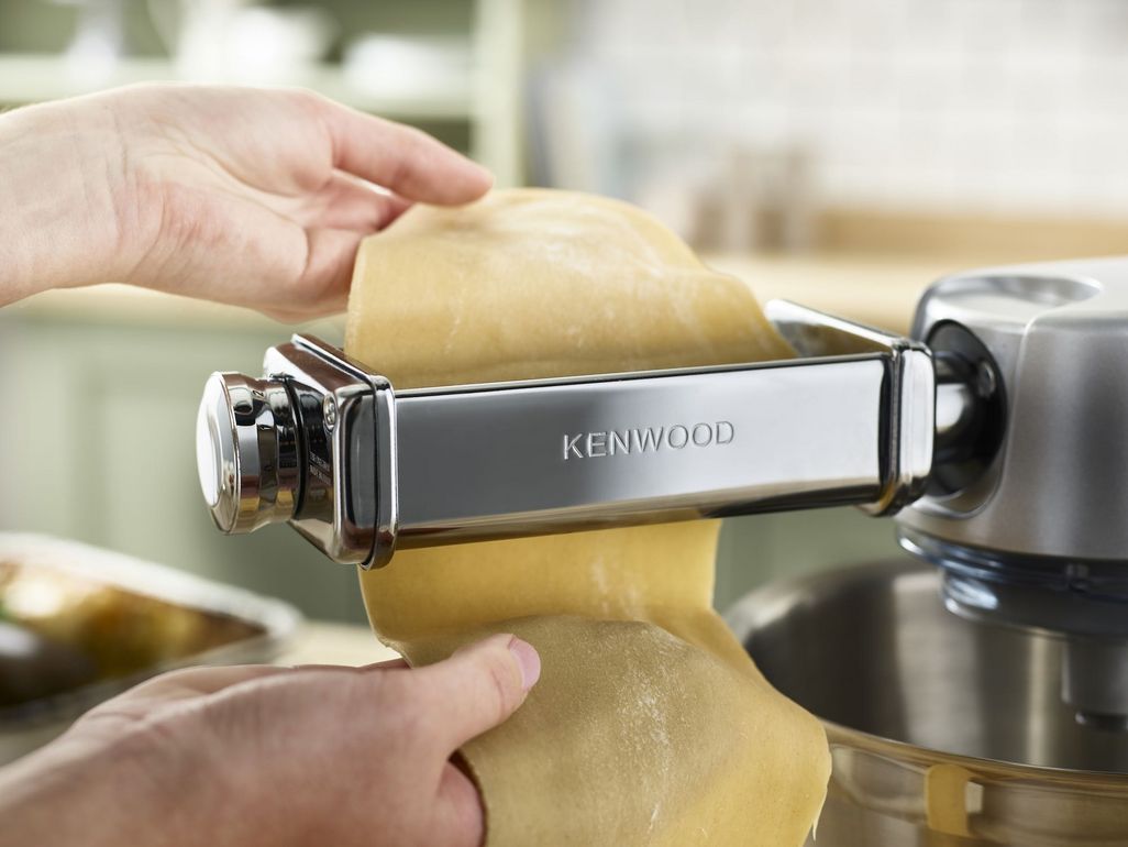 Frische Nudeln zubereiten mit den „KENWOOD Chef Titanium“ Küchenmaschinen. 