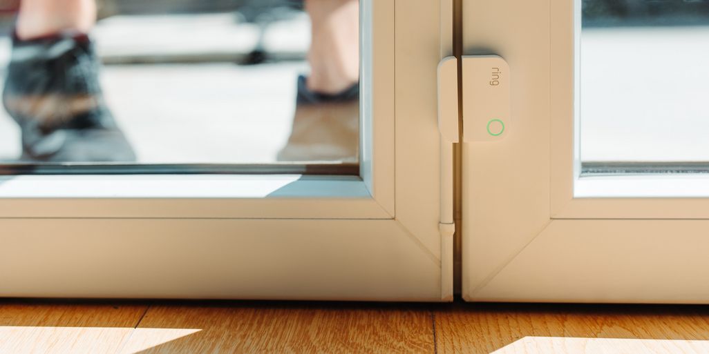 Die Kontaktsensoren von RING benachrichtigen so fort, wenn zuhause Fenster oder Türen geöffnet werden. 