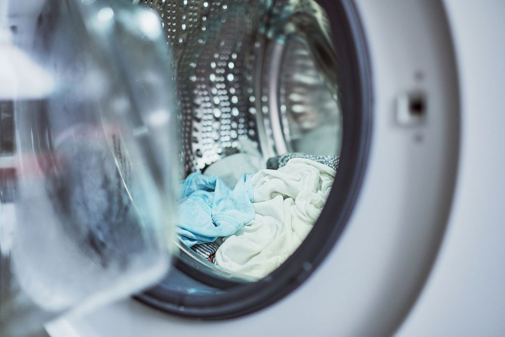 Mit diesen fünf Profi-Tipps wird die Waschmaschine schnell und effizient wieder sauber. 