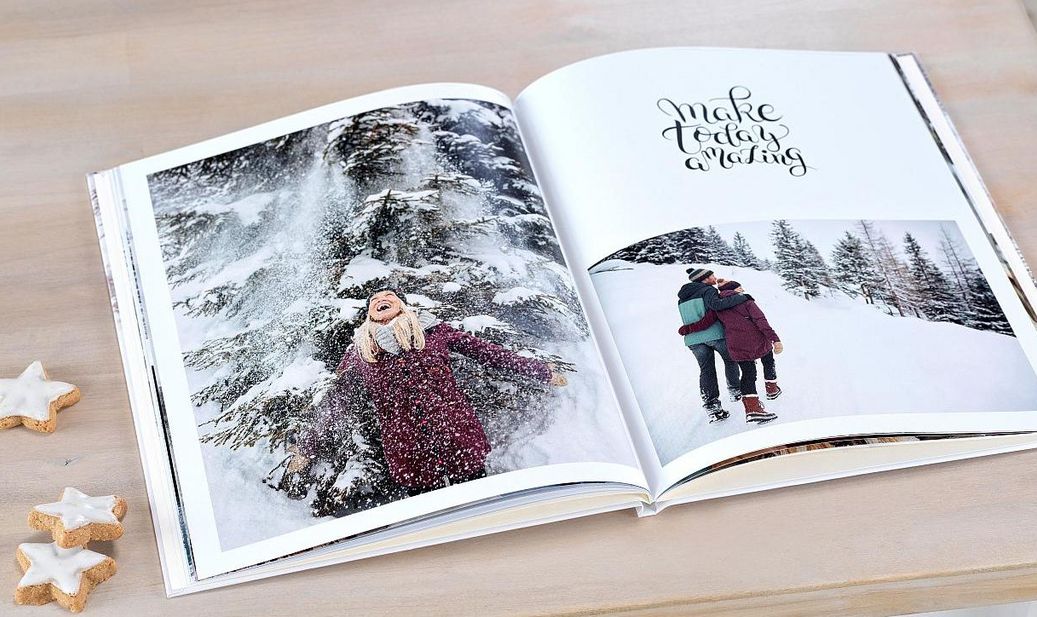 Ein Fotobuch erinnert an die schönsten Weihnachtsmomente.
