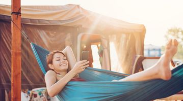 Urlaub unter freiem Himmel: Bluetooth-Speaker gehören auf jeden Fall auch zur Camping-Ausstattung.