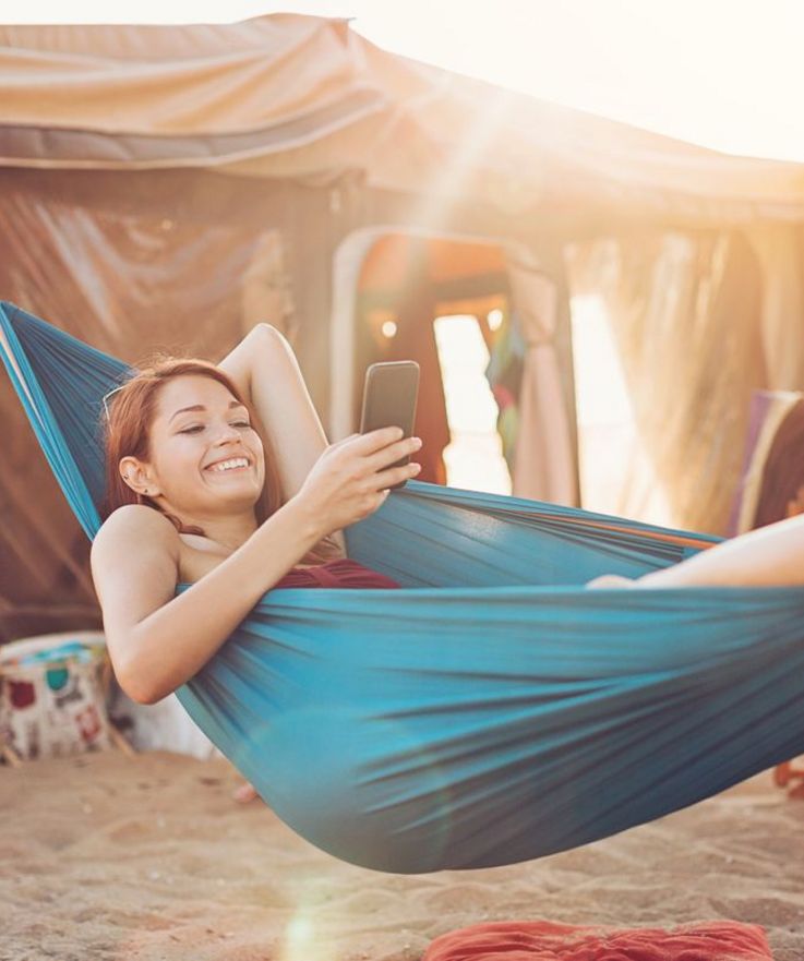 Urlaub unter freiem Himmel: Bluetooth-Speaker gehören auf jeden Fall auch zur Camping-Ausstattung.