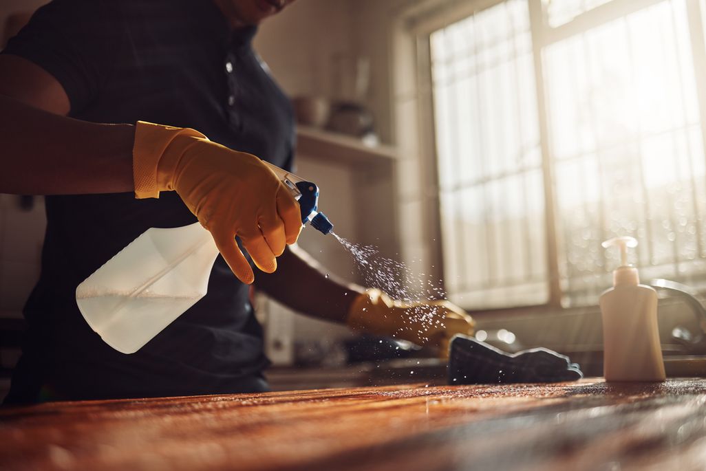 Hygiene in der Küche durch regelmäßiges Reinigen der Arbeitsplatten.