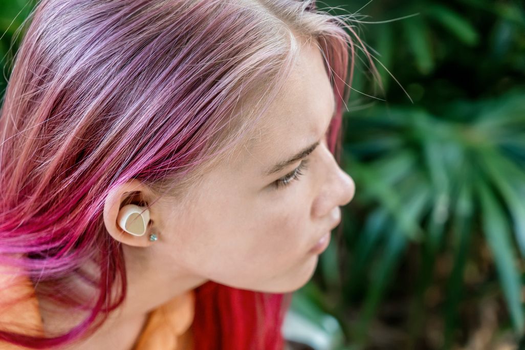 In-Ear-Kopfhörer sitzen im Ohr