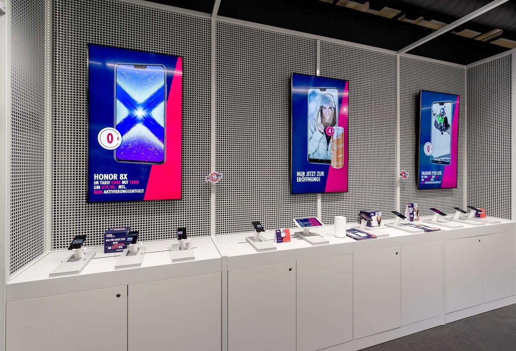 Zwei Red Bull Mobile Shops „powered by MediaMarkt" kommen nach Wien.