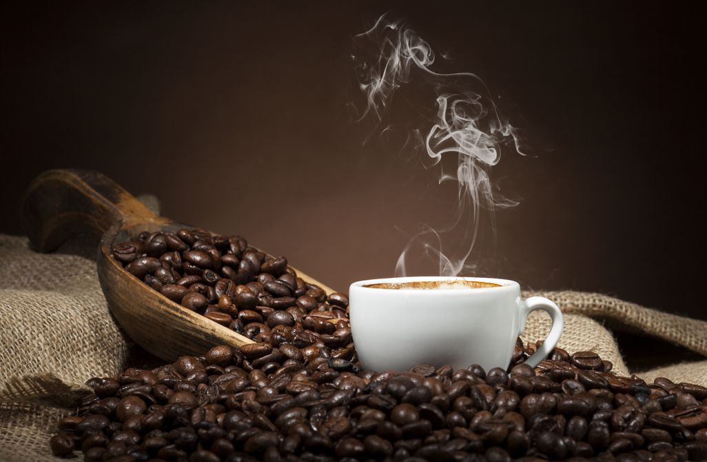 Frisch gebrühter Kaffee wird bei Verkostungen in unterschiedlichen Temperaturen geschlürft.