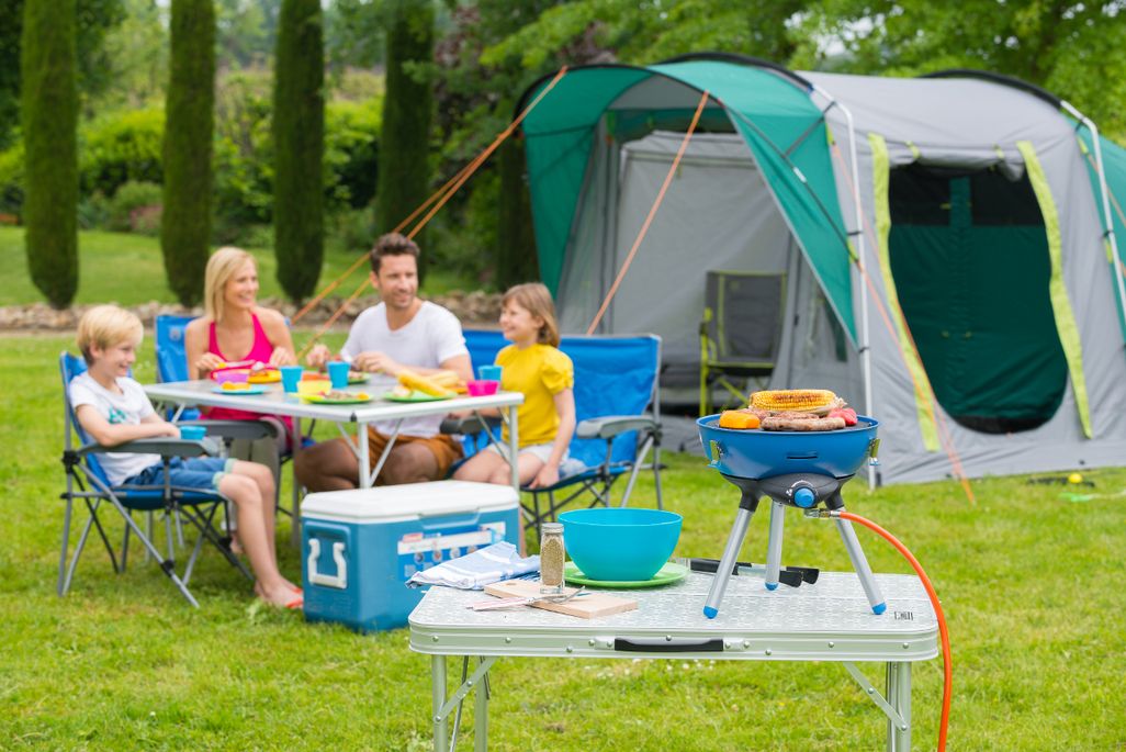 Ein Mini-Griller ist für das Picknick mit der Familie ideal.