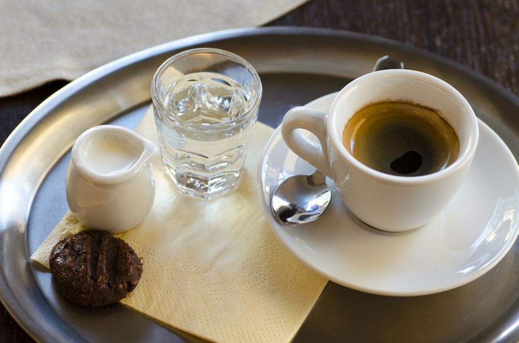 Die Wiener Kaffeehaustradition: ein Glas Wasser zum Kaffee. 