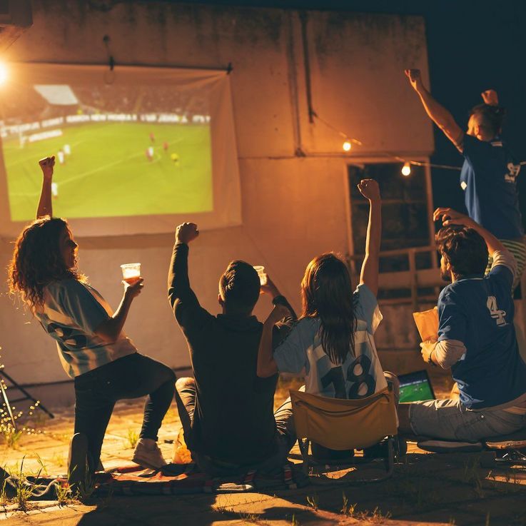 Gemeinsam Fußball schauen im Heimkino: Hier sind 5 praktische und darüber hinaus auch hilfreiche Tipps