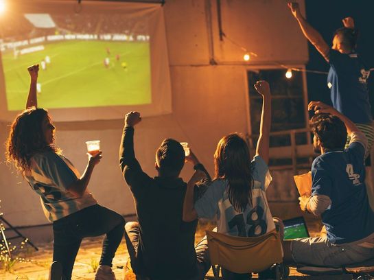 Gemeinsam Fußball schauen im Heimkino: Hier sind 5 praktische und darüber hinaus auch hilfreiche Tipps