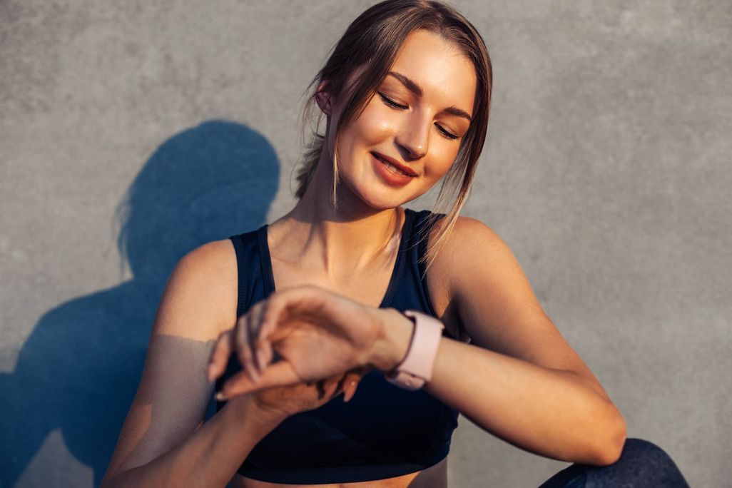 Mit einer Smartwatch kann man auf jeden Fall auch seine Körperwerte bei Pilates überwachen.