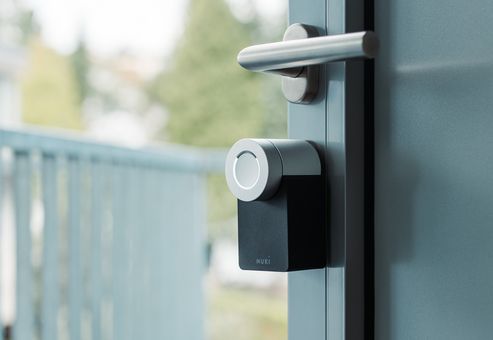 „Nuki Smart Lock 2.0“ ist ein intelligentes Türschloss.
